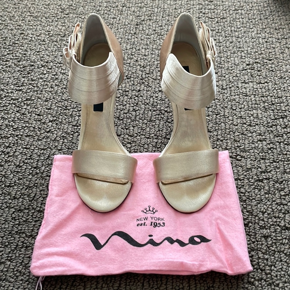 Nina Crystal Bow Heels Size 7
